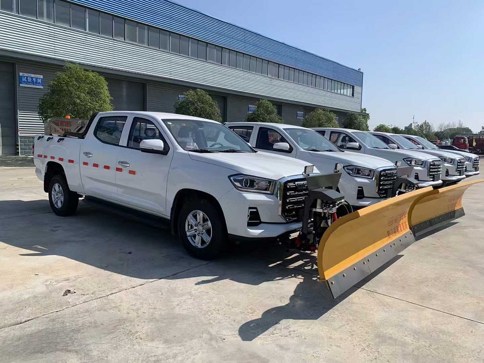 皮卡除雪车，四驱动力，可配撒布机和雪铲，也能用2米自带动力雪滚