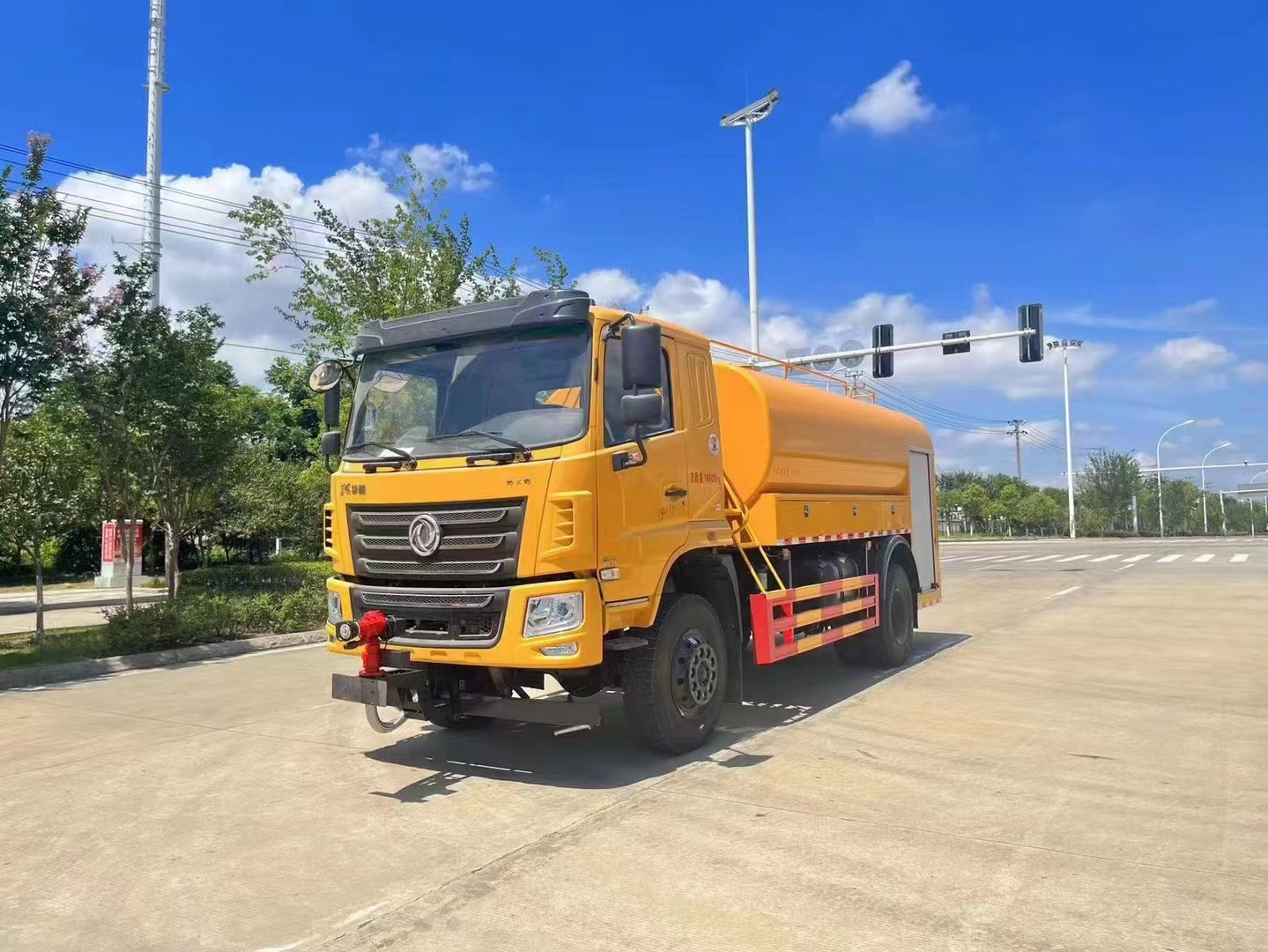 国六东风华神原厂4×4越野消防洒水车